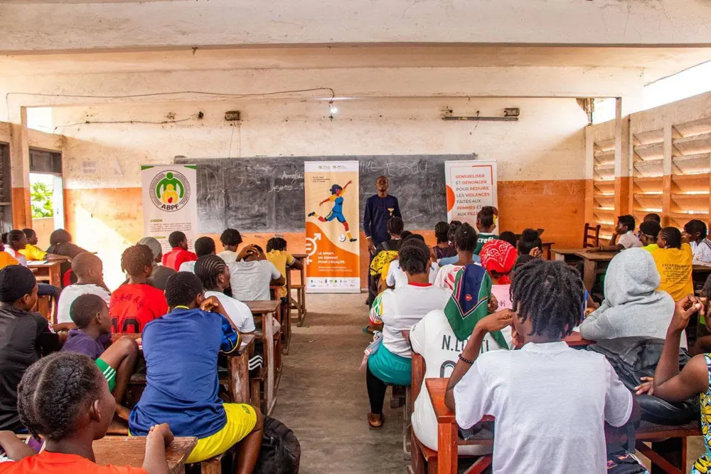 Atelier de leadership avec de jeunes filles, organisé par l'ONG HLEMI
